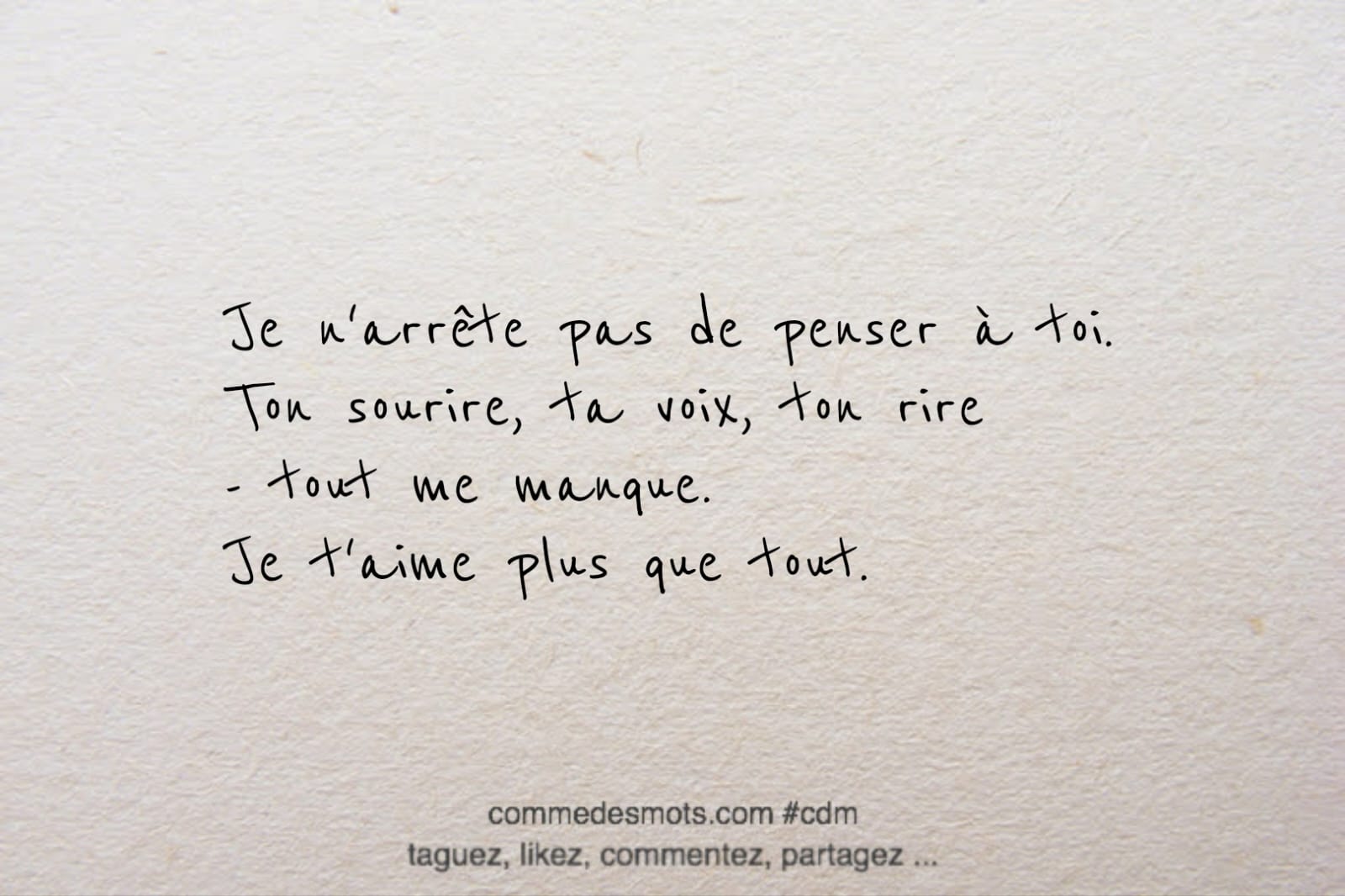 Image d'une citation d'amour écrite en lettres noires sur un fond gris représentant du papier mâché. La citation dit : 'Je n'arrête pas de penser à toi. Ton sourire, ta voix, ton rire - tout me manque. Je t'aime plus que tout'. Les mots sont placés au centre de l'image."